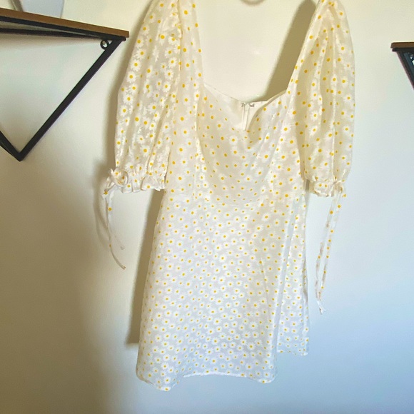 Forever 21 Dresses & Skirts - Daisy Forever 21 Dress Size Small!!!
